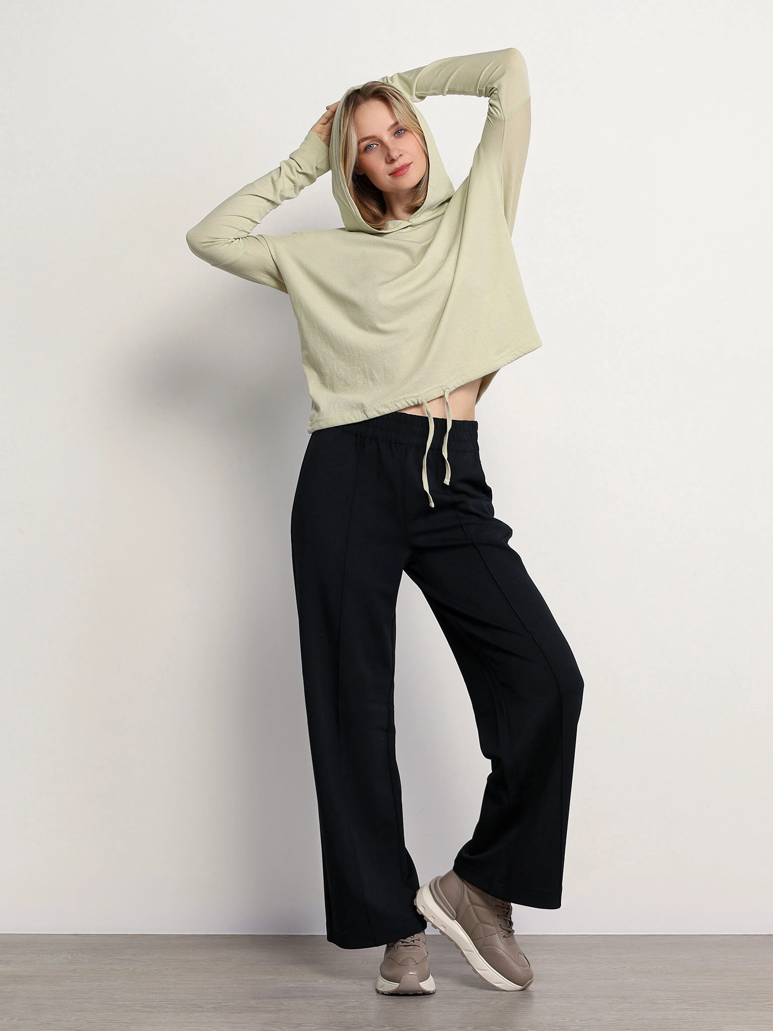 Футболка оливкового цвета из хлопка с капюшоном